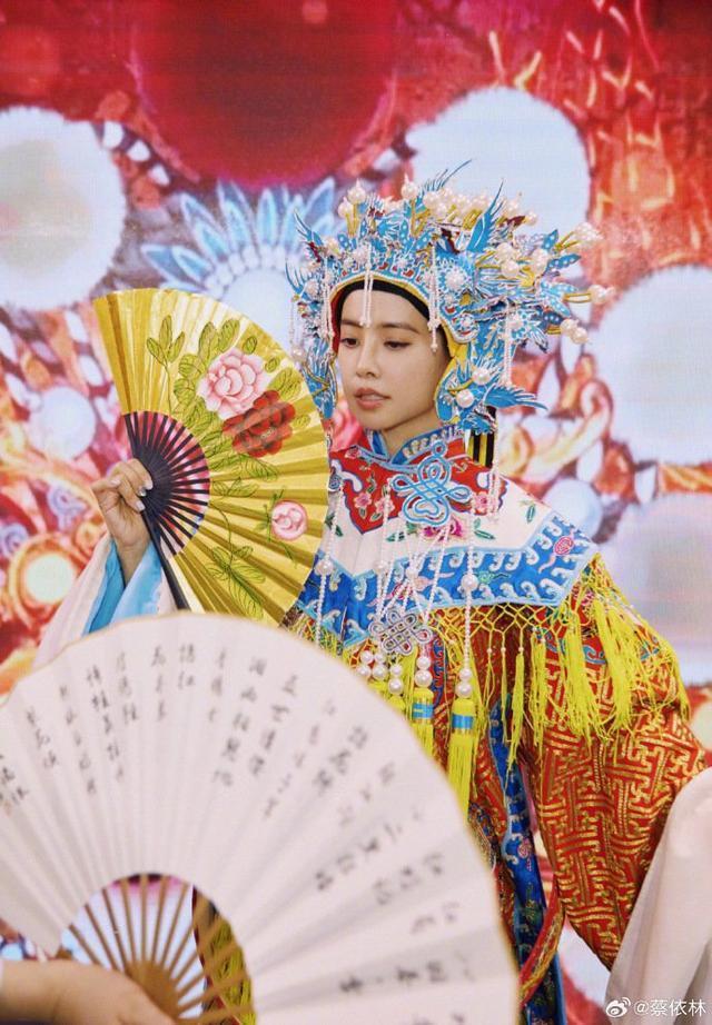 蔡依林穿戏服唱豫剧花木兰 手持折扇笑容灿烂