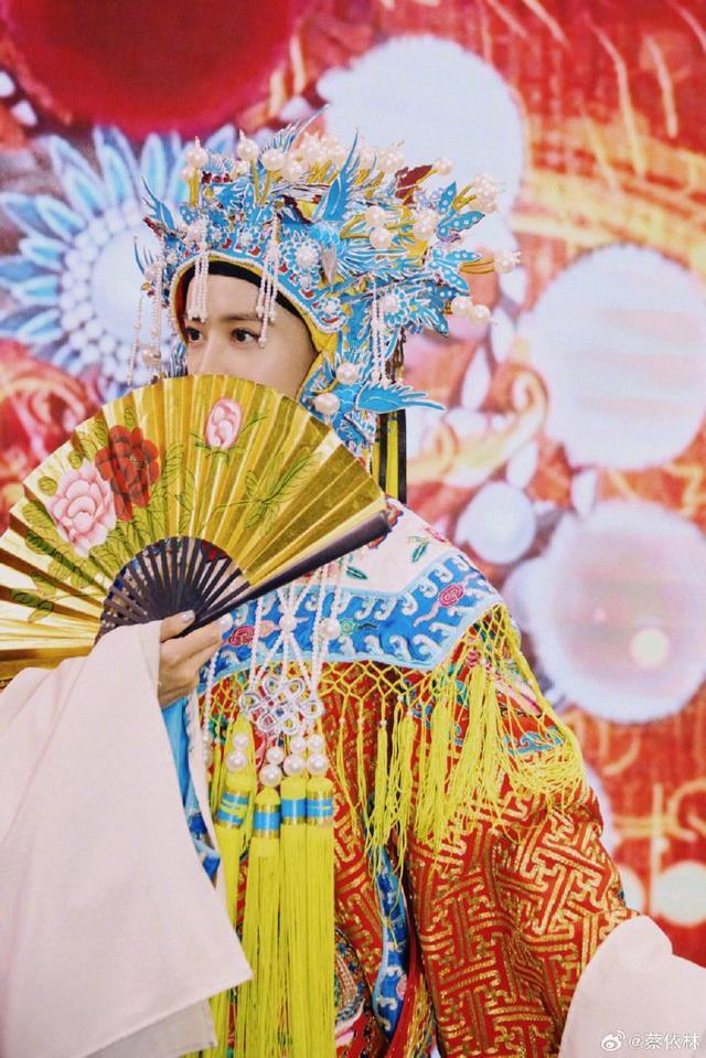 蔡依林穿戏服唱豫剧花木兰 手持折扇笑容灿烂