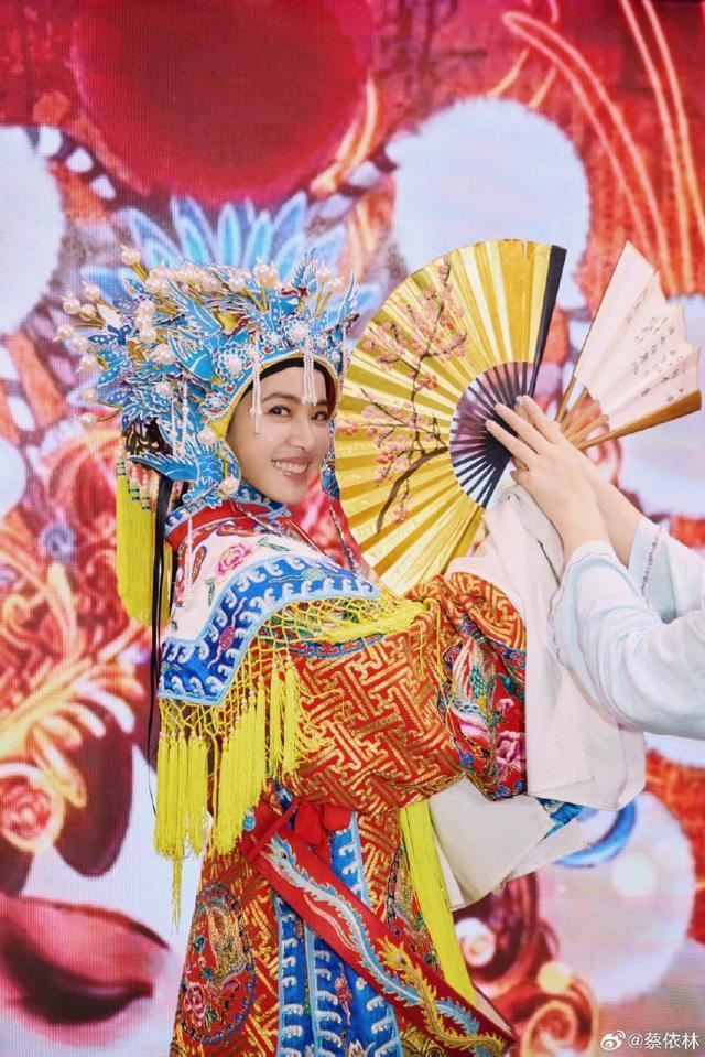 蔡依林穿戏服唱豫剧花木兰 手持折扇笑容灿烂