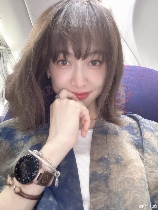 宋茜《另一种蓝》景德镇戏份杀青 晒机舱内自拍可爱元气