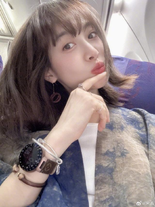 宋茜《另一种蓝》景德镇戏份杀青 晒机舱内自拍可爱元气