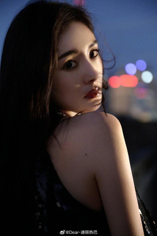 美女们关系好！迪丽热巴连续10年卡点发博为杨幂庆生