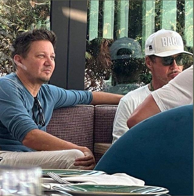 寡姐等受邀出席美队婚礼 携丈夫与小罗伯特·唐尼聚餐