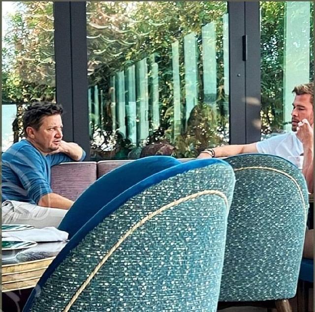 寡姐等受邀出席美队婚礼 携丈夫与小罗伯特·唐尼聚餐