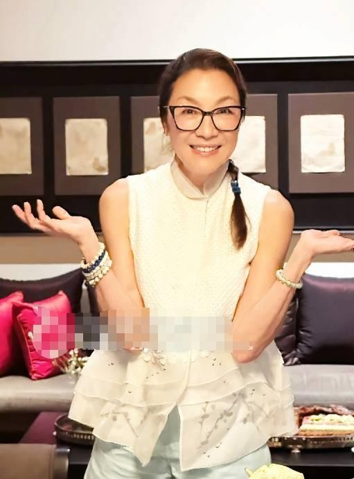 杨紫琼与林心如等好友合影 握手紧贴展露笑容状态好