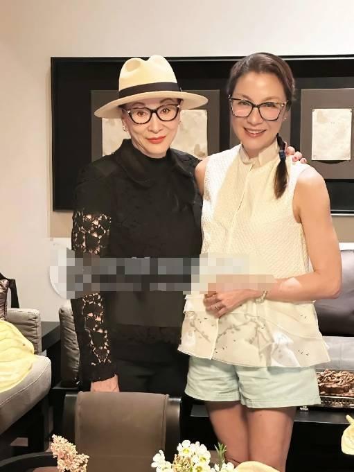 杨紫琼与林心如等好友合影 握手紧贴展露笑容状态好