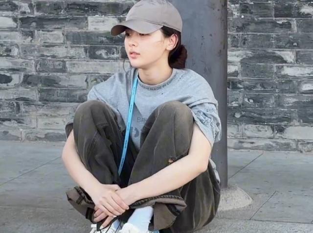 杨超越分享游览西安vlog 夕阳下骑车漫步悠闲自在