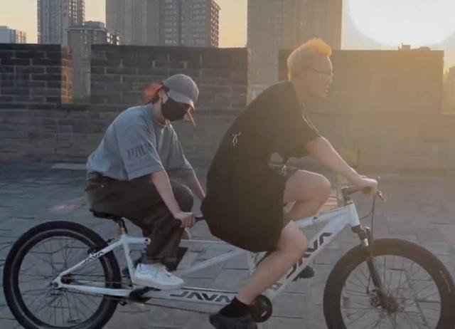 杨超越分享游览西安vlog 夕阳下骑车漫步悠闲自在