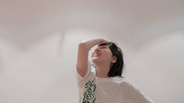 闫妮晒室内随拍悠闲惬意 轻撩秀发露笑容活力满满