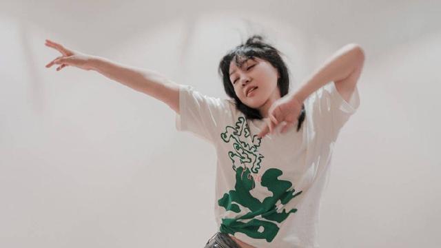 闫妮晒室内随拍悠闲惬意 轻撩秀发露笑容活力满满