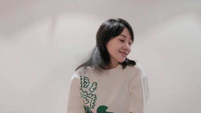 闫妮晒室内随拍悠闲惬意 轻撩秀发露笑容活力满满