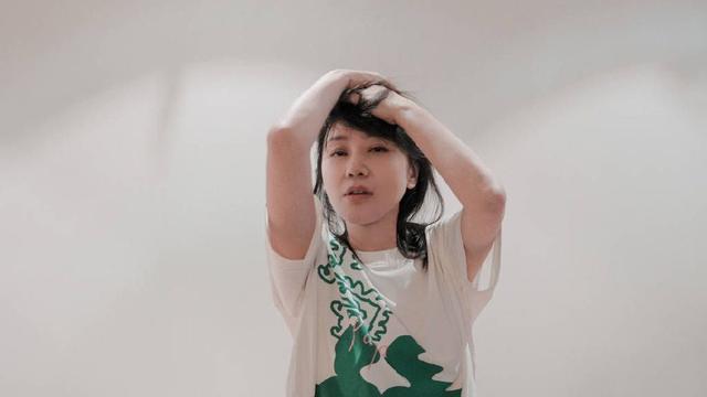 闫妮晒室内随拍悠闲惬意 轻撩秀发露笑容活力满满