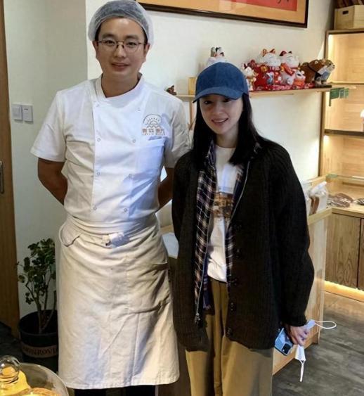 董洁现身面包店与店员合影 被赞本人超nice超温柔