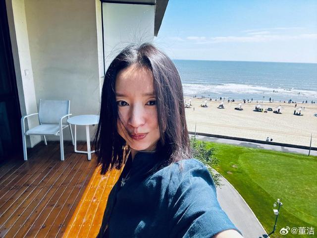 董洁现身面包店与店员合影 被赞本人超nice超温柔