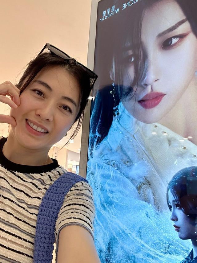 甘比为虞书欣《云之羽》打call 与海报合影在线求剧透