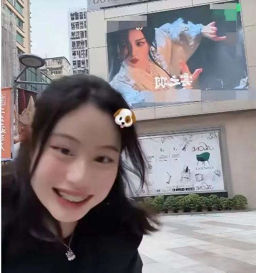 甘比为虞书欣《云之羽》打call 与海报合影在线求剧透