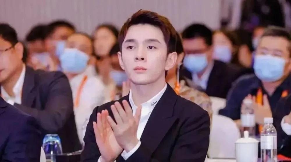 李佳琦被扒，曾紧急补税17亿，还在直播中对杨幂开黄腔