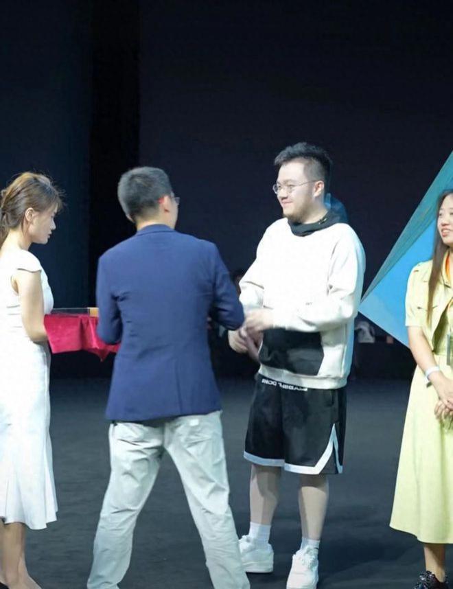 宋丹丹儿子儿媳T台走秀，巴图变瘦，博谷撞脸张柏芝