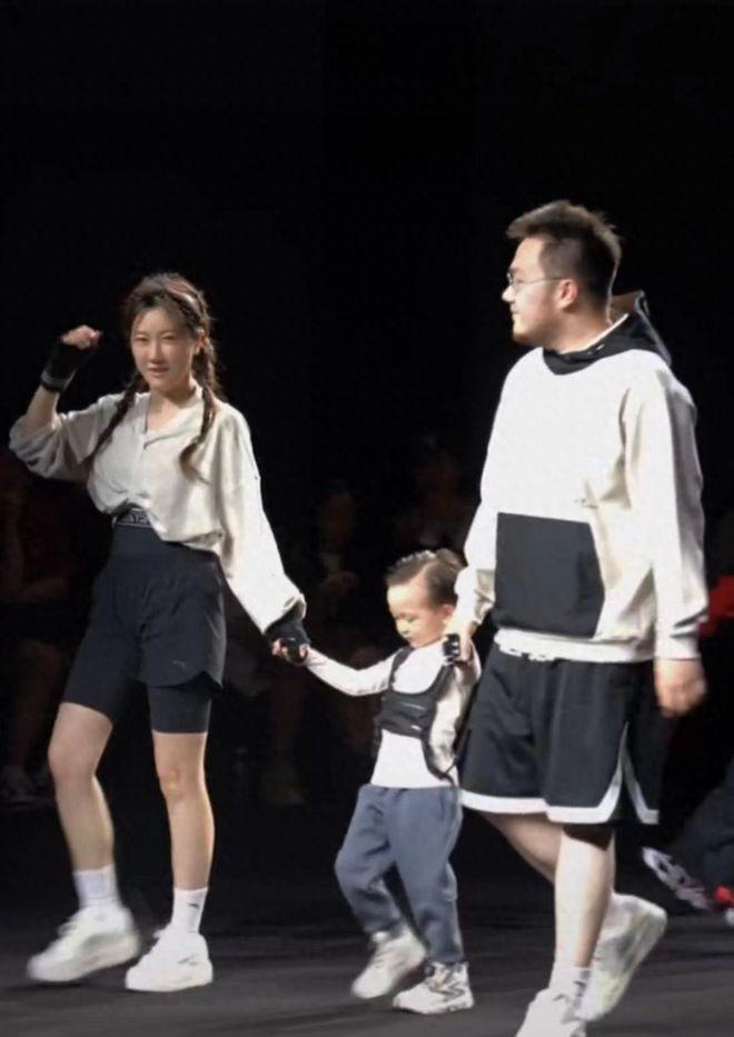 宋丹丹儿子儿媳T台走秀，巴图变瘦，博谷撞脸张柏芝