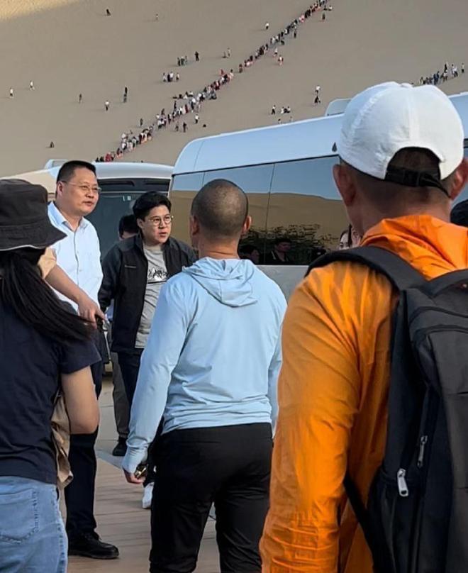 44岁霍启刚现身游敦煌，穿着朴素身材胖了一圈