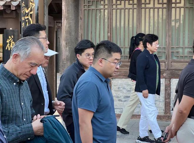 44岁霍启刚现身游敦煌，穿着朴素身材胖了一圈