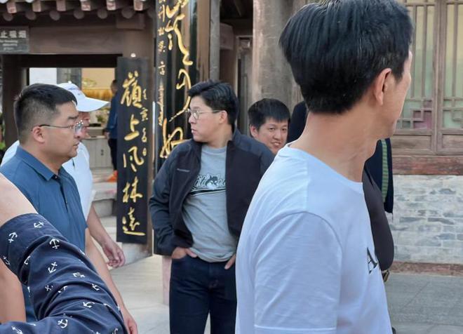 44岁霍启刚现身游敦煌，穿着朴素身材胖了一圈