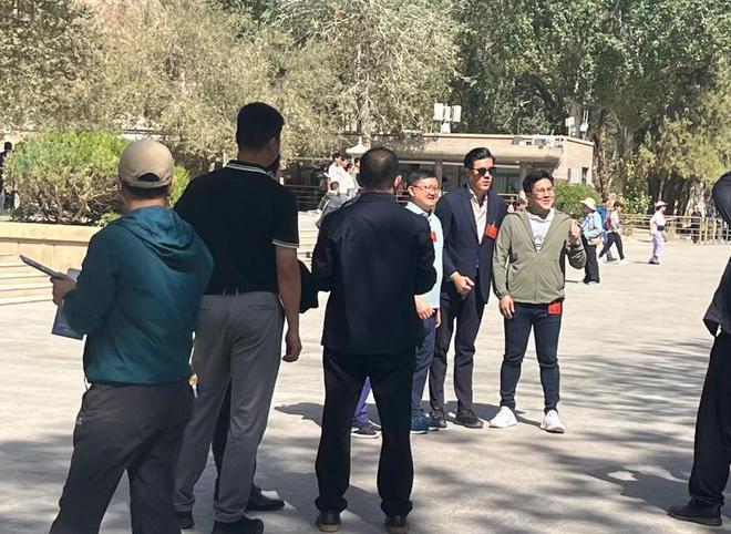 44岁霍启刚现身游敦煌，穿着朴素身材胖了一圈