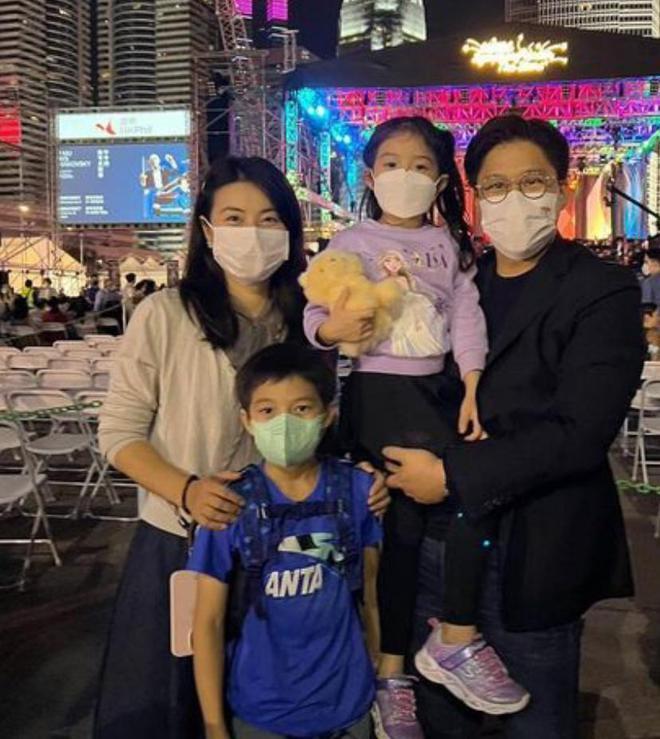 44岁霍启刚现身游敦煌，穿着朴素身材胖了一圈