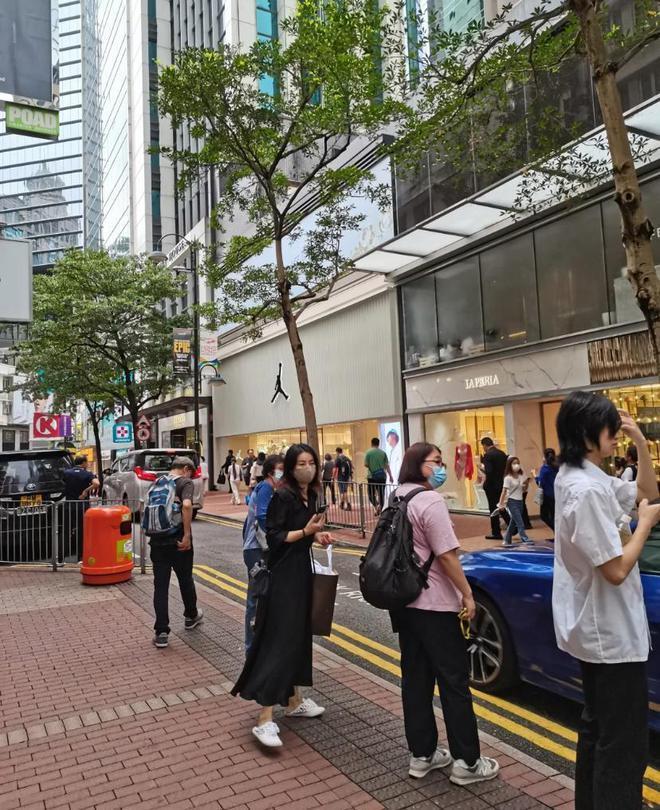 44岁霍启刚现身游敦煌，穿着朴素身材胖了一圈