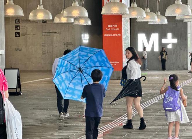 44岁霍启刚现身游敦煌，穿着朴素身材胖了一圈