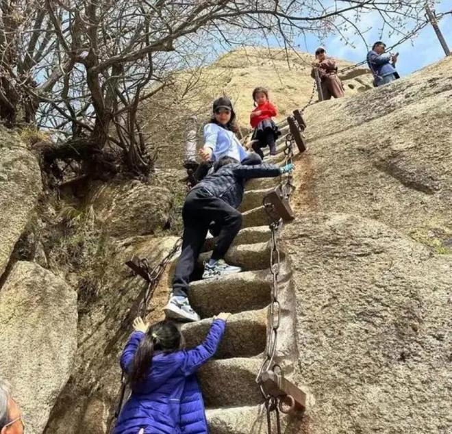 44岁霍启刚现身游敦煌，穿着朴素身材胖了一圈
