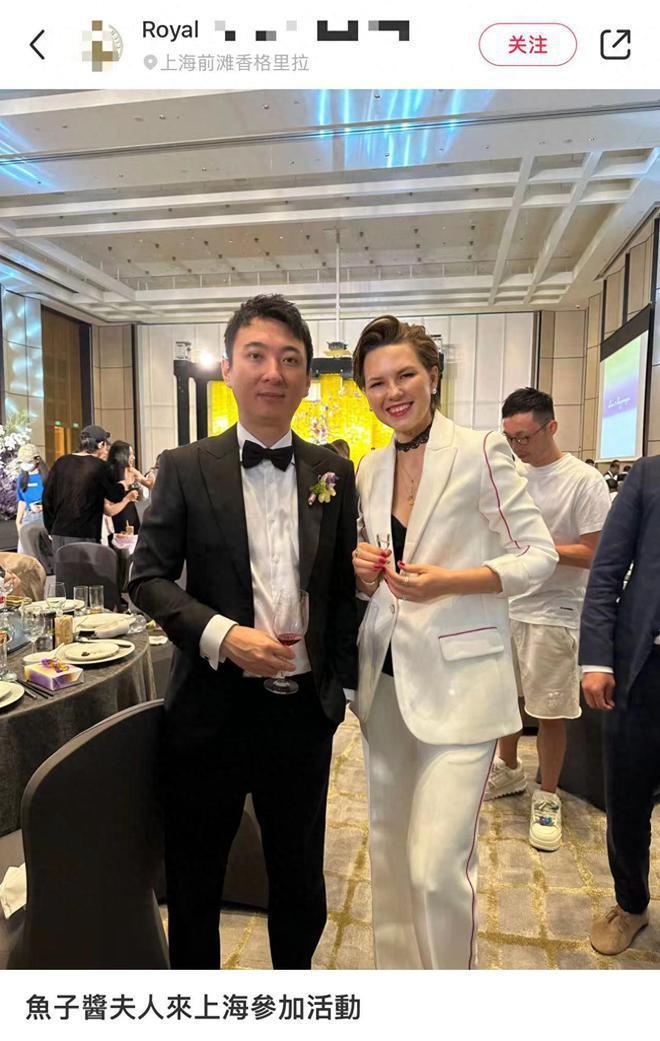 王思聪参加高档宴会，变瘦被指像大头娃娃，与美女富婆合影
