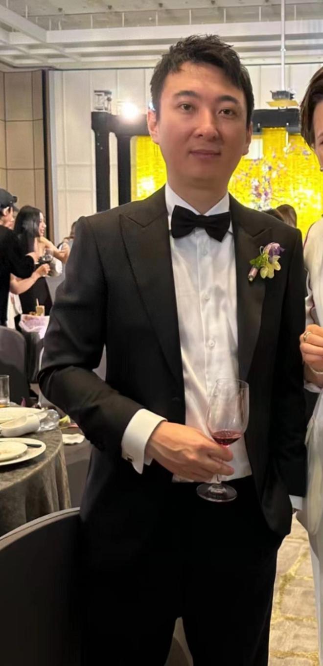 王思聪参加高档宴会，变瘦被指像大头娃娃，与美女富婆合影