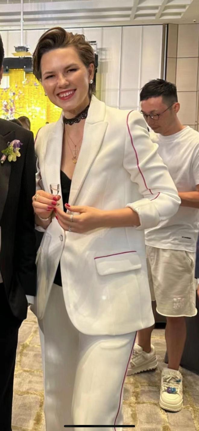 王思聪参加高档宴会，变瘦被指像大头娃娃，与美女富婆合影