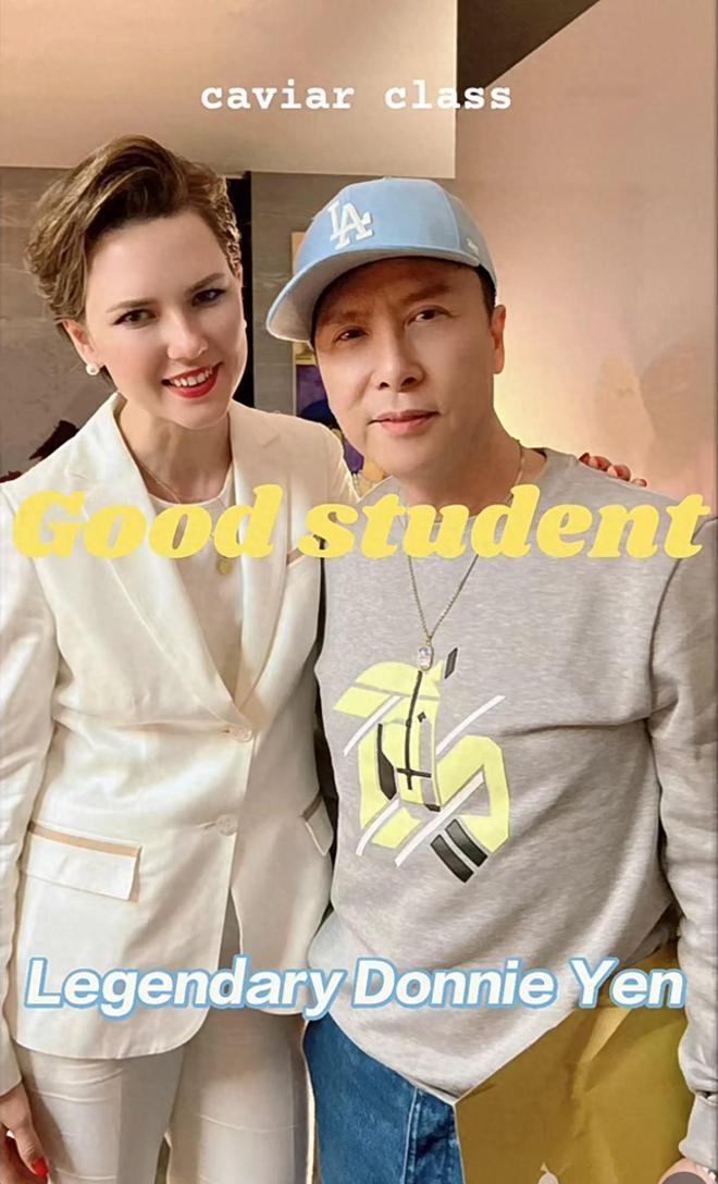 王思聪参加高档宴会，变瘦被指像大头娃娃，与美女富婆合影