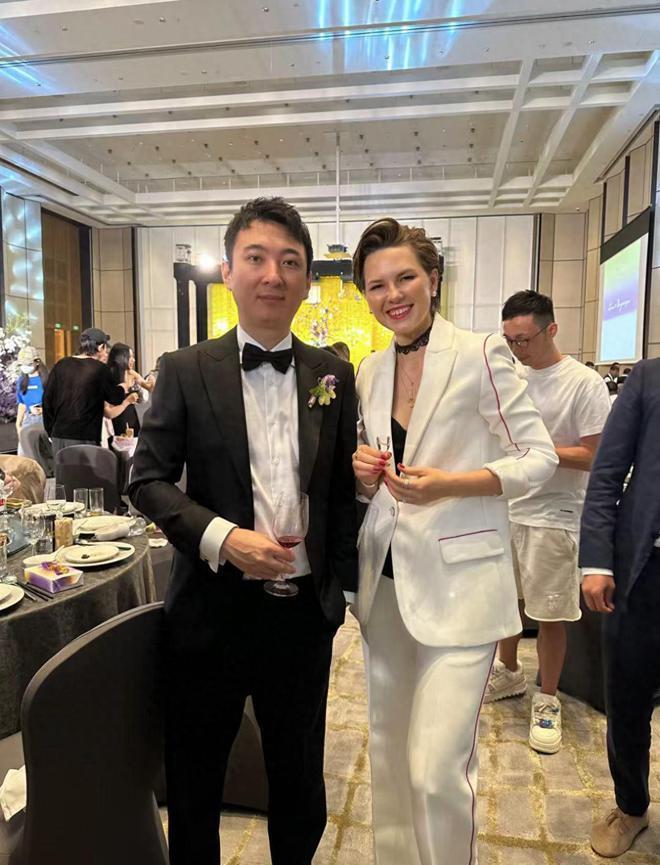 王思聪参加高档宴会，变瘦被指像大头娃娃，与美女富婆合影