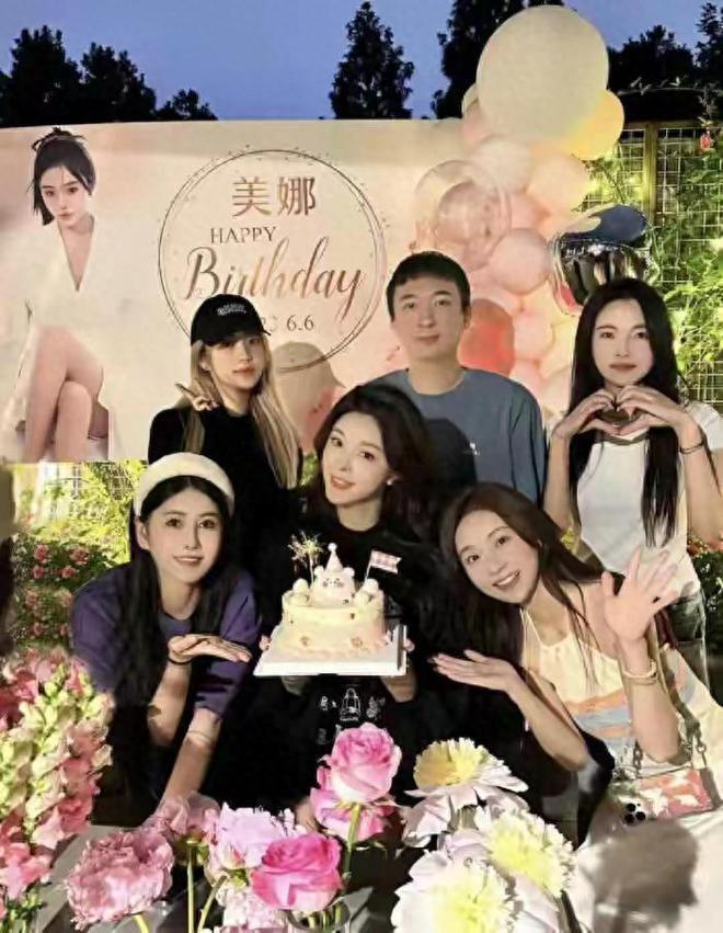 王思聪参加高档宴会，变瘦被指像大头娃娃，与美女富婆合影