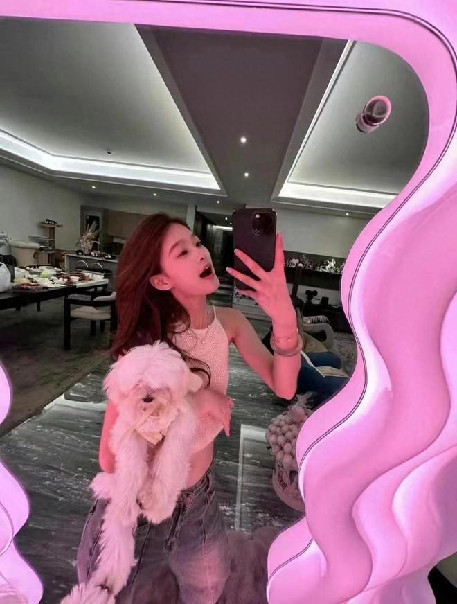 王思聪参加高档宴会，变瘦被指像大头娃娃，与美女富婆合影