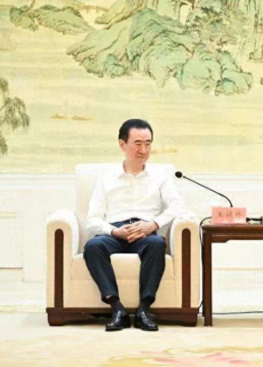 王思聪参加高档宴会，变瘦被指像大头娃娃，与美女富婆合影