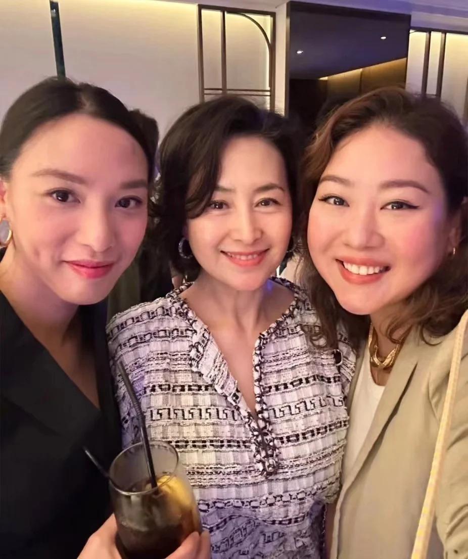 何超琼生日现场曝光，干女儿花心思布置，合影被港圈名媛簇拥