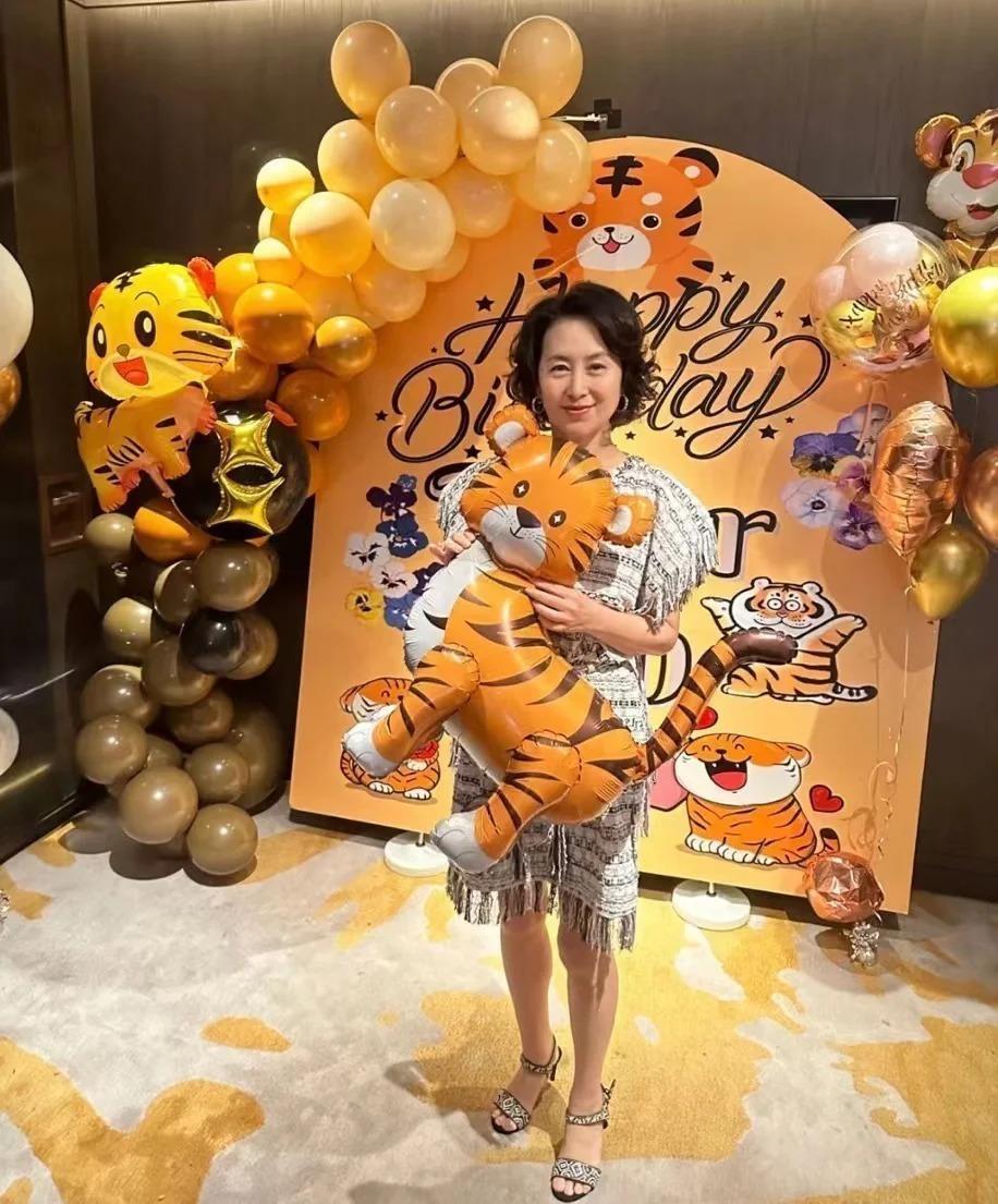 何超琼生日现场曝光，干女儿花心思布置，合影被港圈名媛簇拥