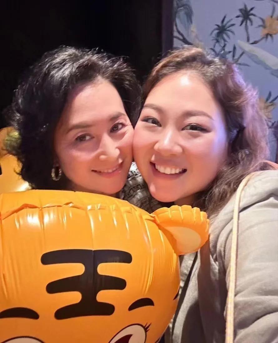 何超琼生日现场曝光，干女儿花心思布置，合影被港圈名媛簇拥