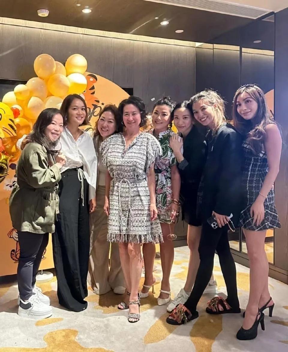 何超琼生日现场曝光，干女儿花心思布置，合影被港圈名媛簇拥