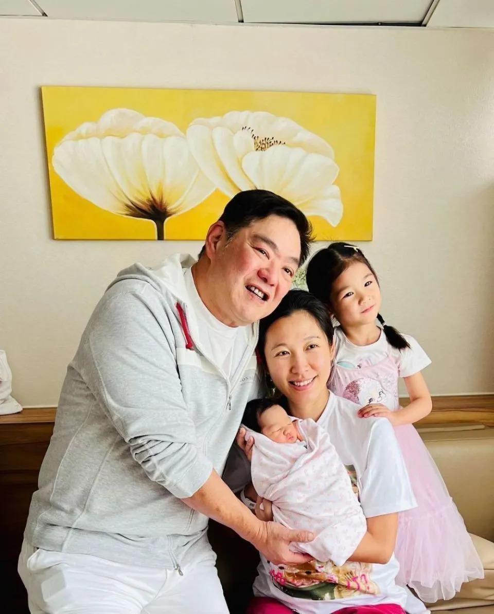 何超琼生日现场曝光，干女儿花心思布置，合影被港圈名媛簇拥