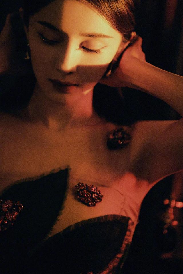 杨幂37岁生日大片 烈焰红唇眼眸如刃宛若冷艳玫瑰