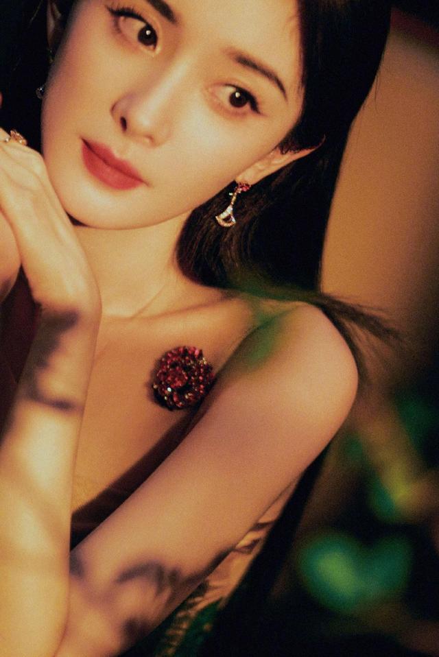 杨幂37岁生日大片 烈焰红唇眼眸如刃宛若冷艳玫瑰