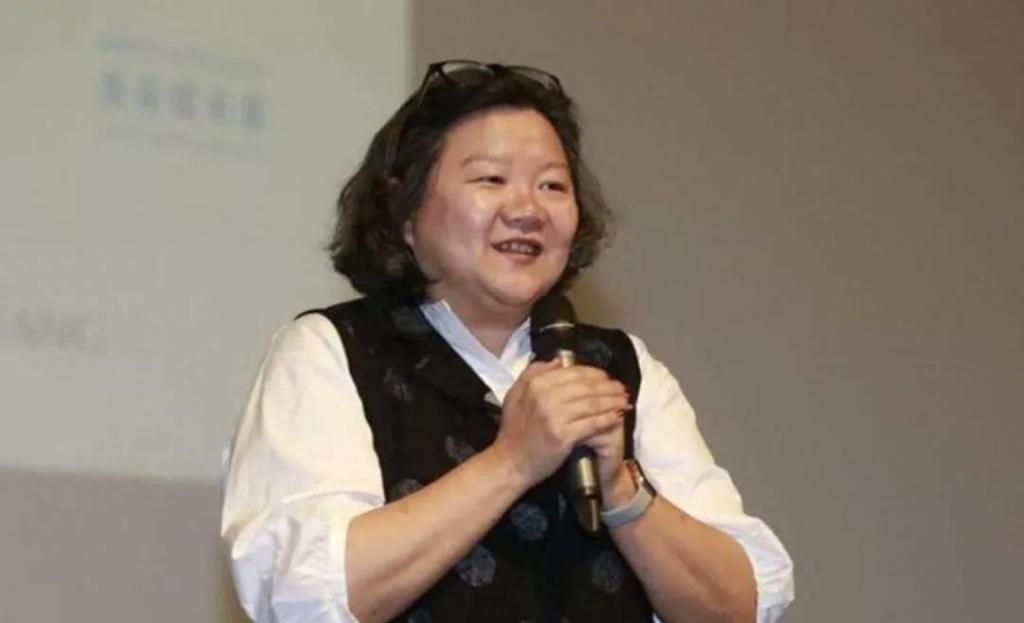 金星曝圈内名导看不起变性人，已撕破脸陈凯歌躺枪，细扒积怨已久