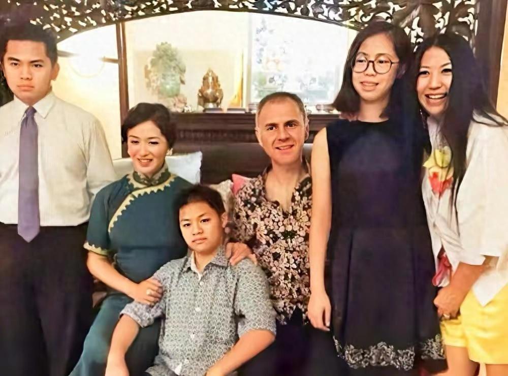 金星曝圈内名导看不起变性人，已撕破脸陈凯歌躺枪，细扒积怨已久