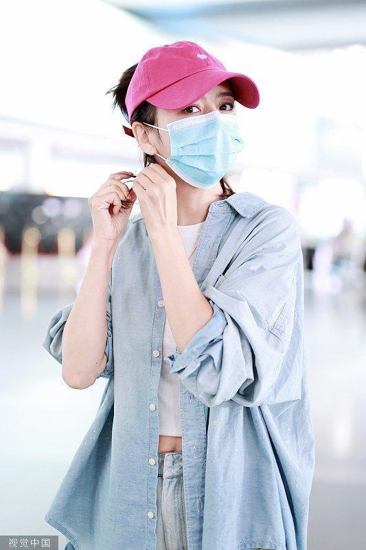 佟丽娅穿牛仔套装蝴蝶点缀 戴粉色鸭舌帽元气吸睛