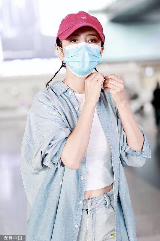 佟丽娅穿牛仔套装蝴蝶点缀 戴粉色鸭舌帽元气吸睛